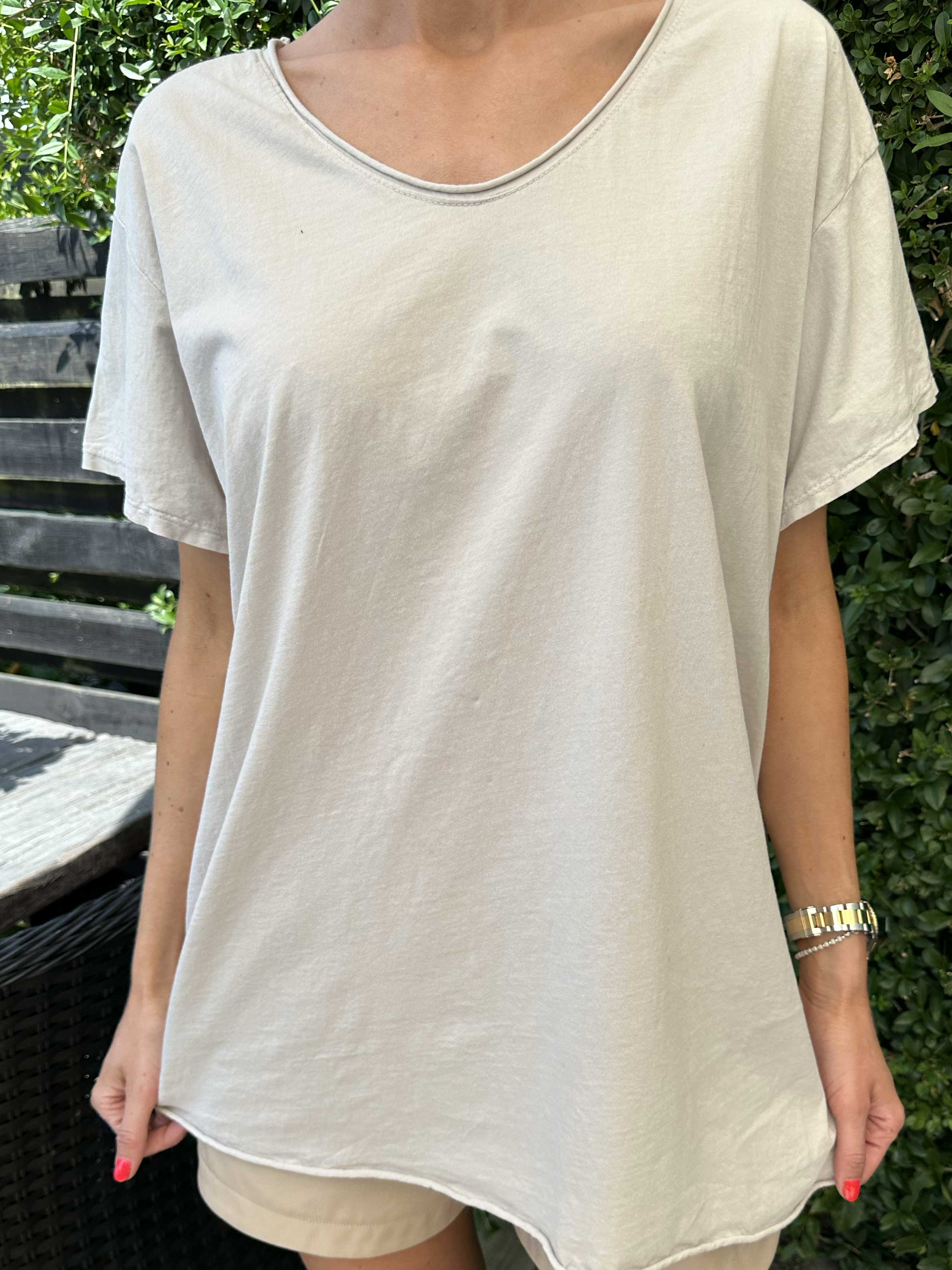 Alison - T-shirt i bomuld med v-udskæring